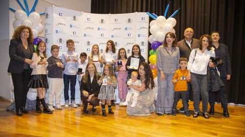 Los doce ganadores de la edici�n de este a�o posan junto a los representantes de la Xunta y las organizaciones de joyeros que promueven el concurso