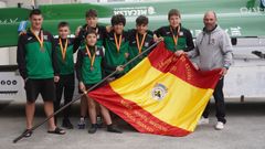 El equipo pobrense, con sus medallas y la bandera de campeones.
