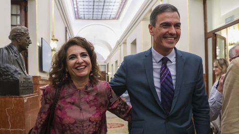 Maria Jesus Montero y Pedro Sánchez, en los pasillos del Congreso