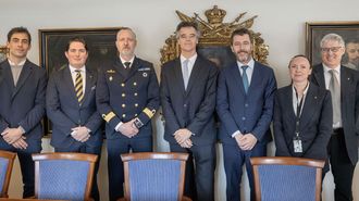 Los directores de Freire Shipyard, en el centro de la imagen, junto a representantes de la�Administraci�n Sueca de Material de Defensa y de las Fuerzas Armadas.