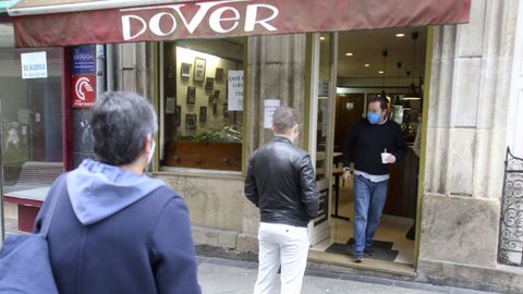 En la imagen, personas haciendo cola a las puertas del café Dóver de la calle Dolores