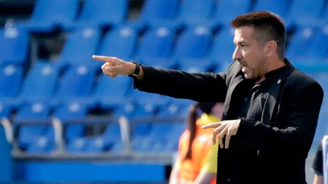 Fran Alonso, dando indicaciones durante un partido en Abanca Riazor.