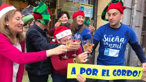 La familia que regenta la administración de la calle Jovellanos en Oviedo celebrando el premio gordo de la Lotería de Navidad en 2018