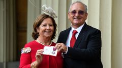 La reina Isabel II condecora al �h�roe del monopat�n�
