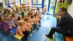 O alcalde de Pontevedra, Miguel Anxo Fern�ndez Lores, lendo un conto nun aula do colexio de Marc�n