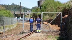 Dos operarios de la Autoridad Portuaria supervisan el ramal ferroviario, que acaba de ser objeto de una limpieza