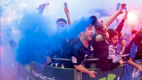 As� fue el emocionante recibimiento al autob�s del Real Oviedo antes del choque ante el Mirand�s