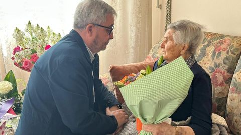 Carmen V�zquez es a sus 104 a�os la vecina m�s longeva de Ames, cuyo alcalde, Blas Garc�a, le felicit� este martes su cumplea�os