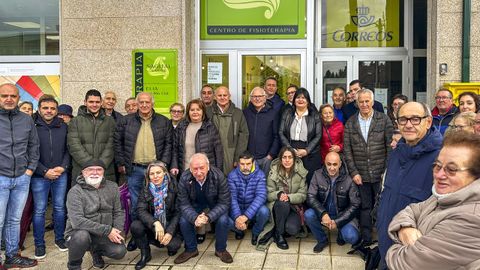 Representantes del PP y sindicales de Correos, ante la oficina de A Derrasa (O Pereiro de Aguiar).