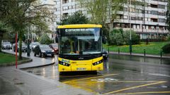 Un autobs, prestando servicio en la capital ourensana.