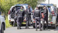 Cinco agentes de la Guardia Civil, durante el amplio despliegue llevado a cabo el 6 de mayo del 2025 en Carballo, que finaliz� con el arresto de siete personas.