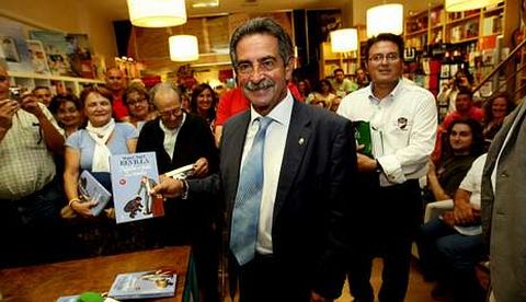 Miguel �ngel Revilla, durante la presentaci�n de su obra hace meses en una librer�a de Pontevedra.