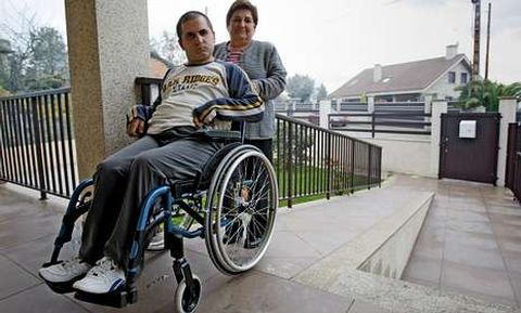 Ramona cuida a su hijo afectado por un derrame cerebral hace ya once a�os.