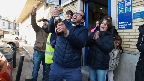 En la administracin nmero 2 de Logroo celebran un tercer premio de la lotera de Navidad