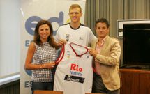 Haws, flanqueado por los consejeros Rosa y �scar Rodr�guez, que oficiaron como anfitriones. 