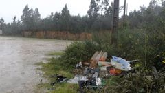 Vertido en el viejo campo de f�tbol de Trabanca Sardi�eira.