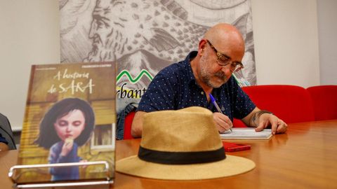 Castro, firmando exemplares dun dos seus derradeiros libros.