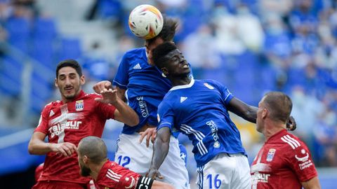 Obeng y Dani Calvo tratan de rematar un baln ante la oposicin de la defensa del Cartagena