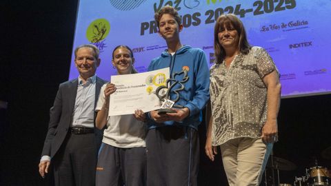 PREMIO PROVINCIA DE PONTEVEDRA: CPR MONTESOL (VIGO). Roberto Blanco Valdés, vicepresidente de la Fundación Santiago Rey Fernández-Latorre, entregó el galardón a Cristina Díaz Prego, coordinadora del proyecto premiado, y a los alumnos Lucía Pajares García y David Bouzada Naoumtchik, en nombre de toda la comunidad educativa del centro.