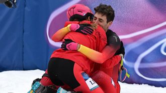 Ana Alonso y Oriol Cardona se abrazan tras lograr la medalla de bronce en esprint de esqu� de monta�a