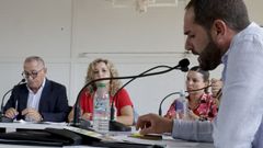 Fran Bello, durante su intervencin en el pleno, ante la mirada desus excompaerosde Alternativa dos Vecios de Carral