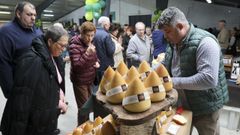 <span lang= gl >Queixos de San Sim�n da Costa nun posto da feira de Moeche, nunha das anteriores edici�ns</span>