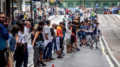 Una gran cadena humana une las capitales vascas por el derecho a decidir