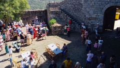Vecinos celebrando en el castillo de O Bolo
