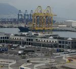 En la fotograf�a, tomada ayer, las dos grandes gr�as ya embarcadas en el puerto de Algeciras.