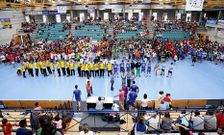 El Cangas gan� a los azules por 26 a 22 con O Gata�al repleto al coincidir con el D�a do Balonm�n na R�a.