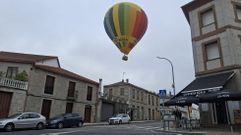 Un globo sobrevol este jueves a baja altura las casas de Taboada