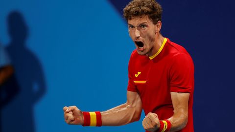 Elasturiano Pablo Carreo celebra su victoria ante el ruso Daniil Medvedev durante su encuentro de cuartos de final masculino de tenis en los Juegos Olmpicos 2020