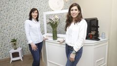La psic�loga Susana Recarey, junto a Isabel Garc�a, en el centro carball�s del mismo nombre. 