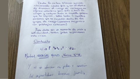 Asturias, asturiano, comunidad vecinal, Pola de Siero .Cartel de ofrecimiento de ayuda en una comunidad de vecinos 