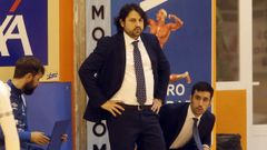 Marlon Velasco, en la banda dirigiendo al equipo en un partido en el Agust�n Mour�s.