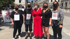 Con la ministra de Trabajo. Yolanda D�az, de Unidas Podemos, fue una de las pol�ticas que este jueves se acerc� al grupo de peluqueras de toda Espa�a que se concentr� ante el Congreso