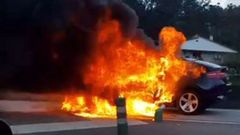 Coche ardiendo en la autov�a A55 en Puxeiros