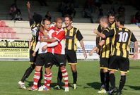 Cami�o -primer arlequinado por la izquierda- abri� el domingo su nueva cuenta goleadora.