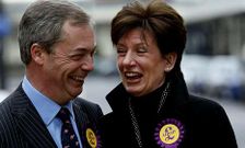El lder de UKIP, Nigel Farage, con la candidata Diana James en Eastleigh, en el sureste ingls.