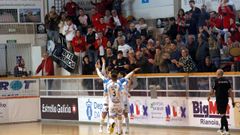 Los jugadores del equipo barbanzano celebran un tanto ante su p�blico.