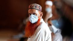 Un hombre, con una mascarilla en una mezquita en la India