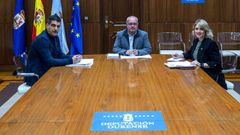 Gabriel Al�n, C�sar Fern�ndez y Noelia Rodr�guez, en la firma del acuerdo.