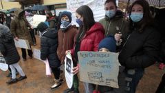 Estudiantes del colegio, sus familias y vecinos se manifestaron el pasado dia 30 en Folgoso convocados por la asociaci�n de padres de alumnos en defensa del actual sistema de transporte