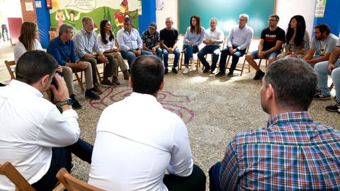 Los reyes durante su encuentro con vecinos afectados por los incendios en el colegio público de Medeiros, en Monterrei.
