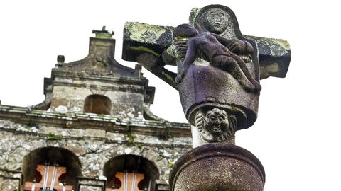 Uno de los cruceiros situados ante la iglesia parroquial de Coruxo