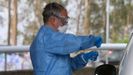 Un sanitario realiza una prueba de coronavirus en el hospital Meixoeiro de Vigo