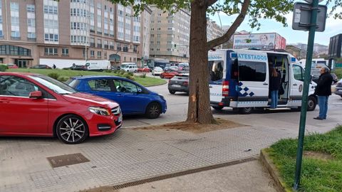 Los vehículos accidentados y la furgoneta de Atestados de la Policía Local, en la rotonda del Pavo Real