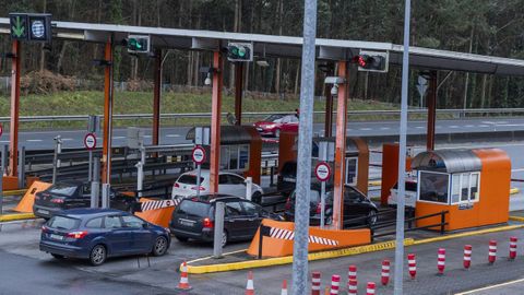 Veh�culos en una de las estaciones de peaje de la AG-55, justo antes de la salida Carballo Este