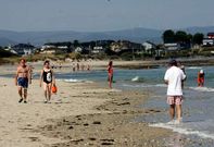 Ba�istas paseando durante la ma�ana de ayer con normalidad por la playa barreirense Arealonga.