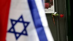 Luto en la entrada del museo jud�o